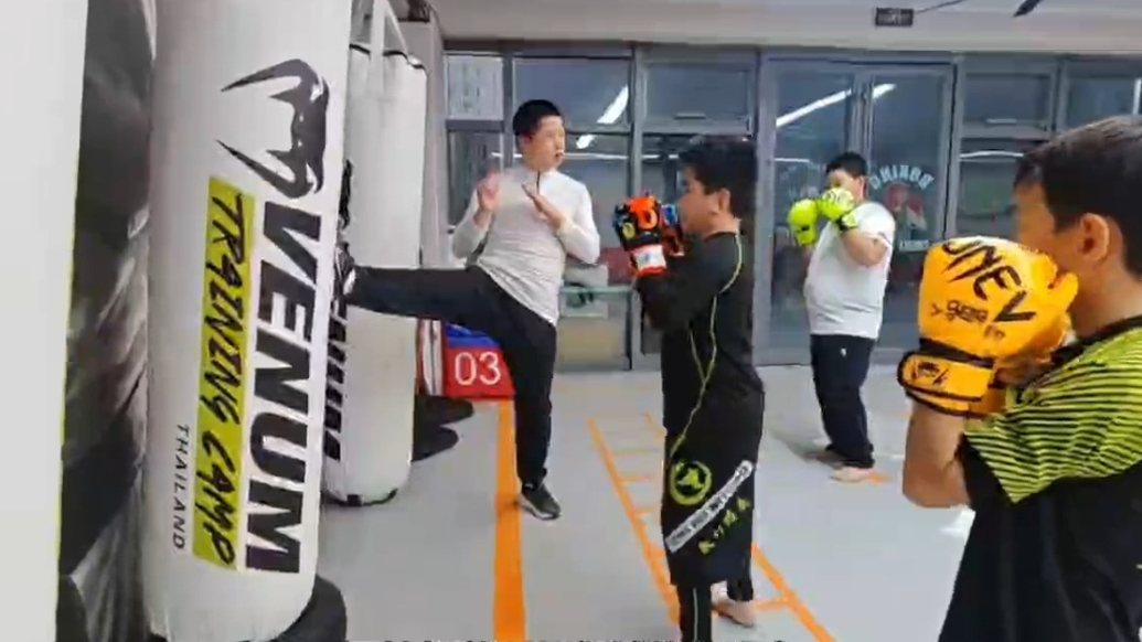 微纪录丨“吴教头”遇上“萌妈”！济南90后夫妻档主理人用爱点亮社区