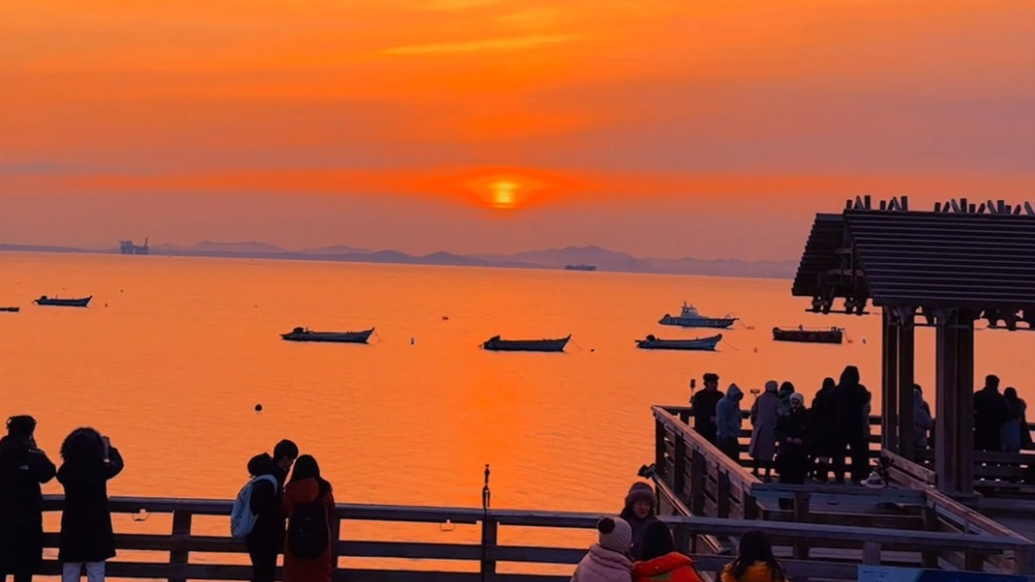 果然视频｜市民游客齐聚烟台渔人码头，迎接2026年第一缕阳光