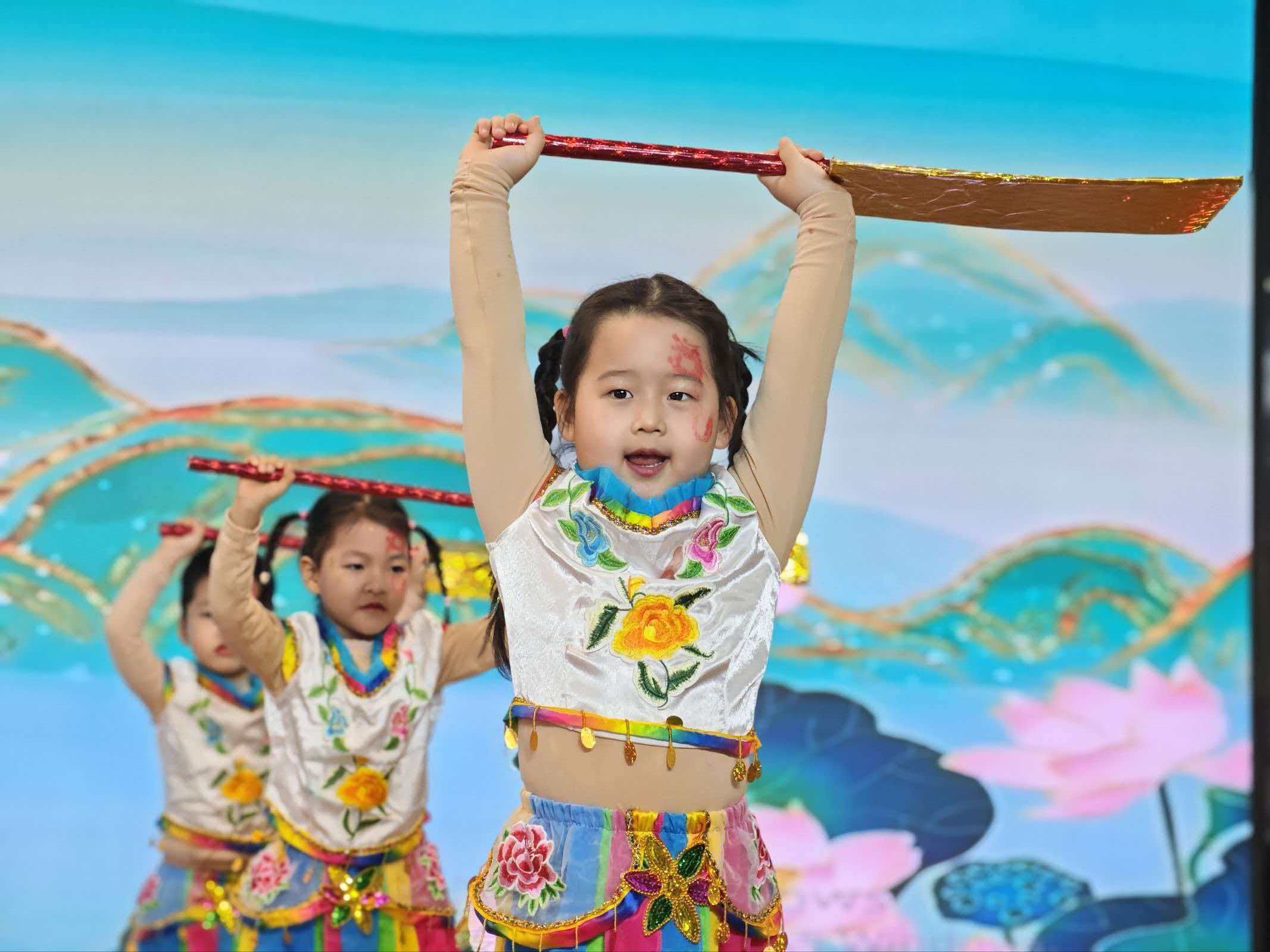 东营市春蕾幼儿园传统文化月展示暨庆元旦迎新年活动举办