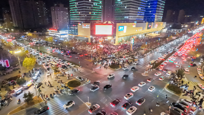 荧光黄”织就新年平安礼，菏泽交警温暖守护跨年夜