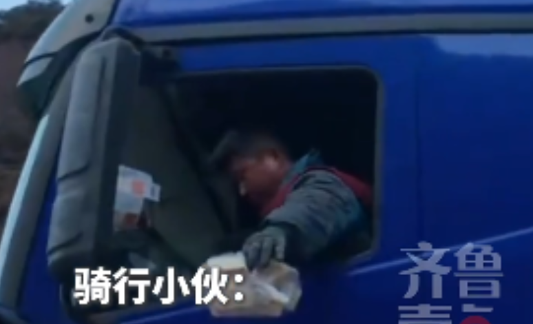 川藏线骑行小伙“缺食少水”，淄博大哥“豪爽投喂”