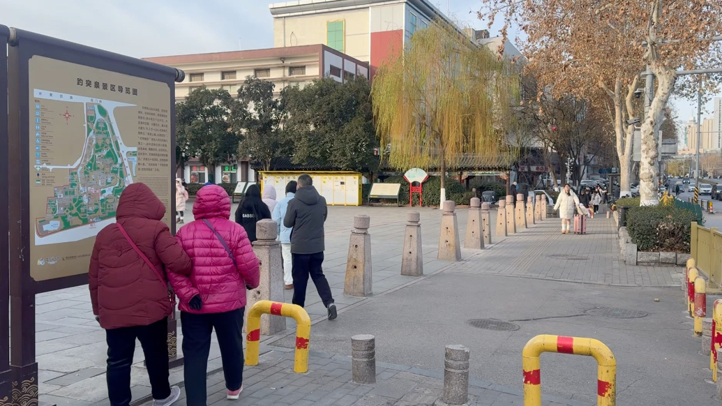 果然视频|清爽多了！假期首日趵突泉大明湖周边不见“花车”