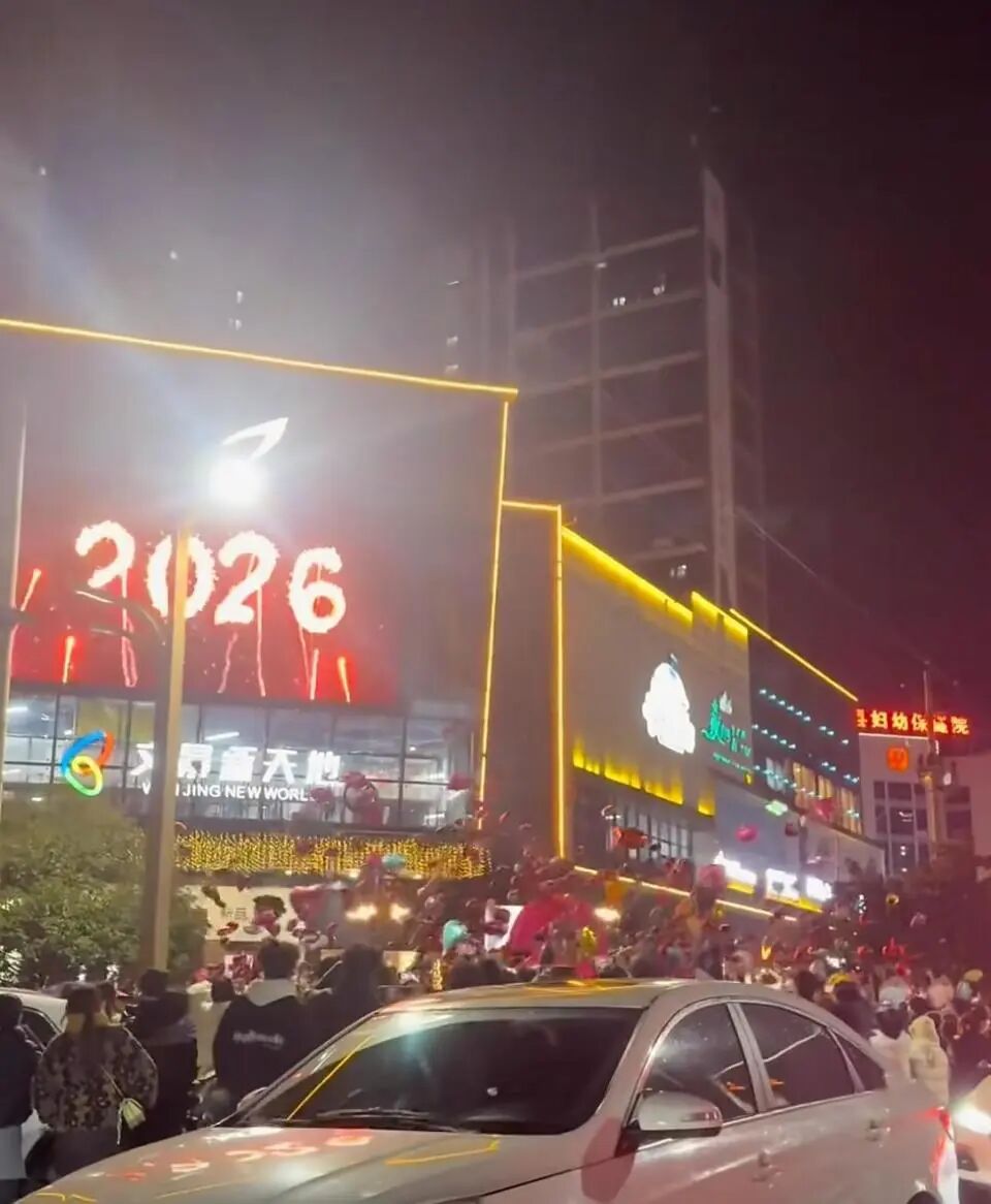 跨年夜放飞气球碰到电线发生短路，周边商场、医院瞬间停电，陕西电力部门回应