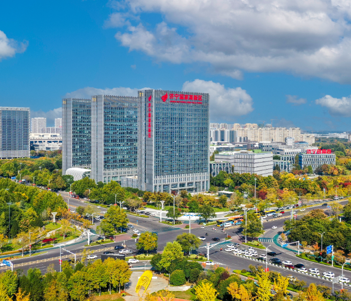 济宁高新区锚定“走在前、勇争先”的目标要求，全力打造产业发展高地、科技创新高地、对外开放高地、产城融合高地，推动济宁高新区加速迈入国家高新区“第一方阵”。