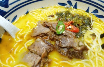 山东一女子到和府捞面就餐发现只有面是现煮的，汤底均是袋装