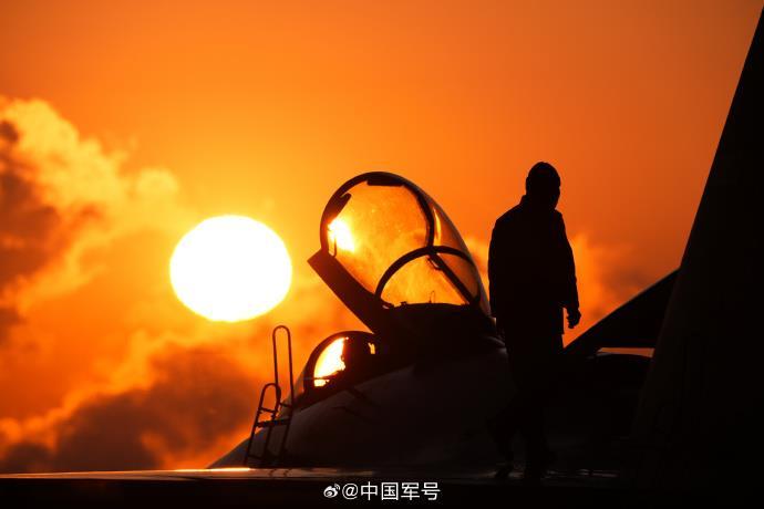 硬核浪漫！多架战机遨游空天氛围感拉满