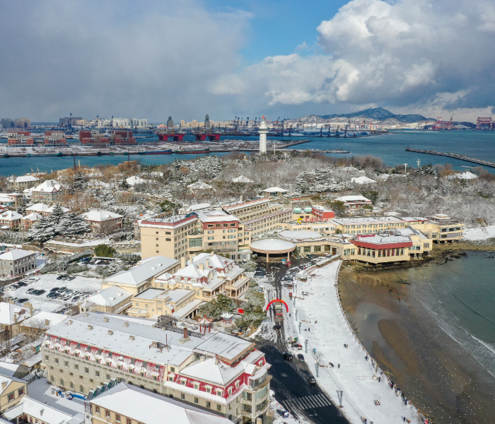 受较强冷空气影响，1月11日，烟台迎来今冬最强降雪，当雪与海相遇，纯白与蔚蓝交织，仿佛大自然最浪漫的笔触，勾勒出冬日里独一无二的诗意画卷。雪中的烟台发生了哪些值得记录的事件？齐鲁晚报·齐鲁壹点记者直击烟台今冬最强降雪。