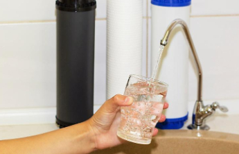 “净水器中加入的阻垢剂会引起骨质疏松”系谣言，选净水器要注意这几点