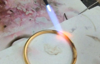 足金手镯遇火变黑，专业人士揭穿骗局：不良商家用软火搞鬼