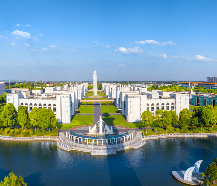 2025年作为扬子江药业“大健康元年”，“健康人人 人人健康”的主张正通过多元化实践加速落地。企业依托“扬子江”西药、“龙凤堂”中药、“护佑”大健康组成的品牌矩阵，加快向全生命周期健康管理服务转型。未来，扬子江药业将持续深化“健康人人 人人健康”的品牌主张，推动商业价值与社会价值的深度互嵌，将这锻造为企业长期发展的核心能力，在中国医药健康领域书写新的发展篇章。