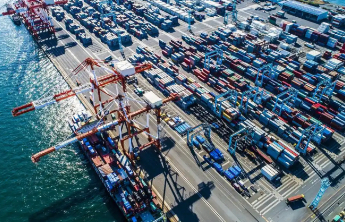 规模再创新高！我国2025年外贸进出口达45.47万亿元