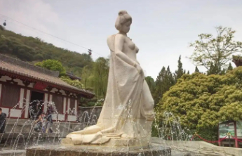 对“贵妃出浴”雕像“不雅观”这样的投诉，大胆说不