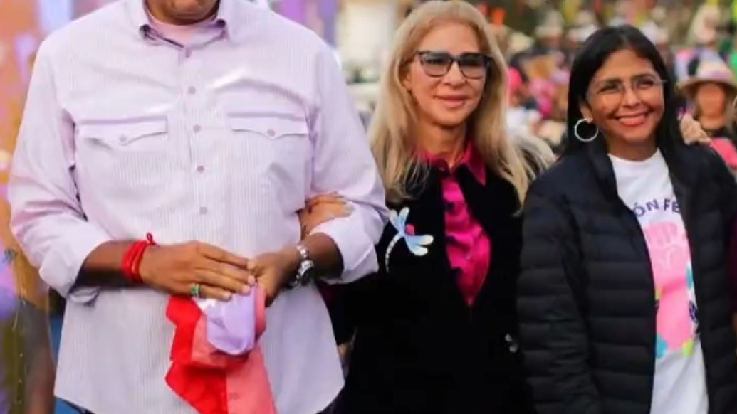 马杜罗社交账号更新，发布与妻子、委代总统合照，配文称“被绑架已11天”