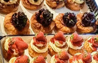 快团团上烘焙类食品被下架，商家只被通知违规但无解决方法，客服回应：消消气