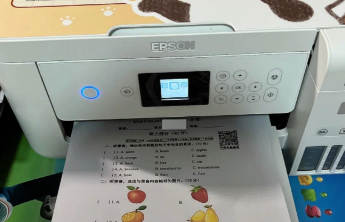 一张A4纸的负担与争议：中小学作业打印背后，家校责任边界在哪