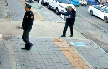 城管围着检测点“保”数据，怎能让人不上火