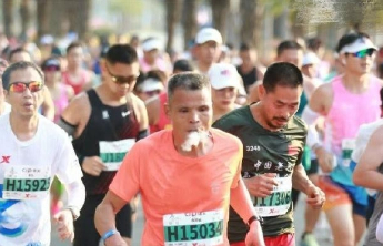 马拉松赛道吸烟？大众体育赛事，应对吸烟说“不”！