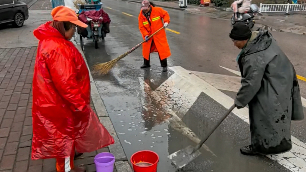 果然视频｜泰安:环卫工冒寒清积水防结冰，这抹橙红暖透泰城