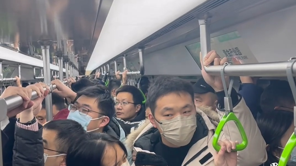 果然视频|济南地铁4号迎首个雪后工作日人挤人，上班能不迟到了
