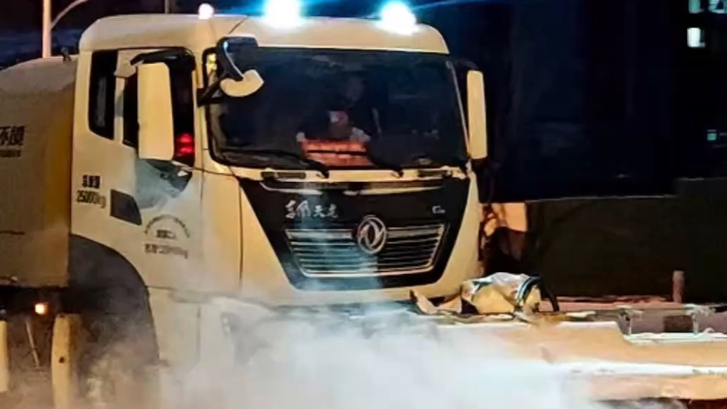 果然视频｜扫雪除冰 昼夜奋战，凌晨的东港街头他们在坚守