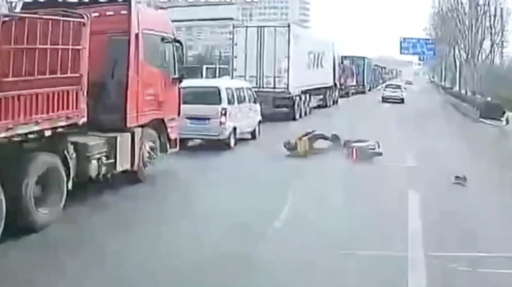 果然视频丨前方骑手摔倒！驾驶员与乘客齐心救助