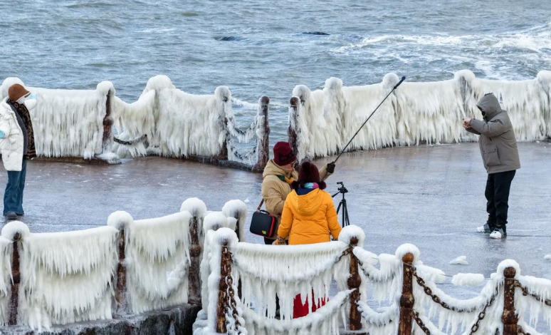 极寒来袭，威海海水浴场栈桥宛如“冰河世纪”