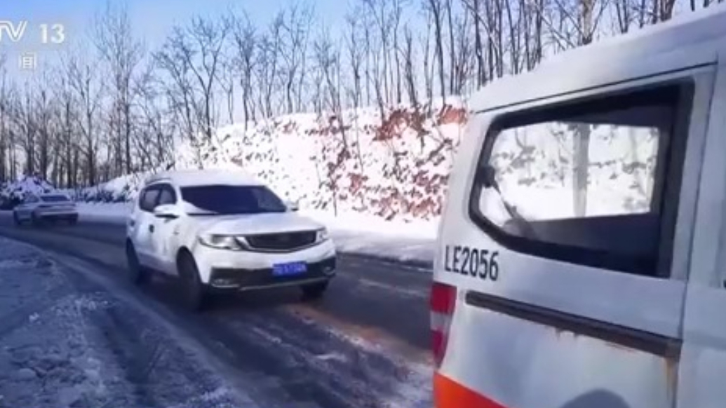 雪后易生“地穿甲”，出行谨慎防打滑