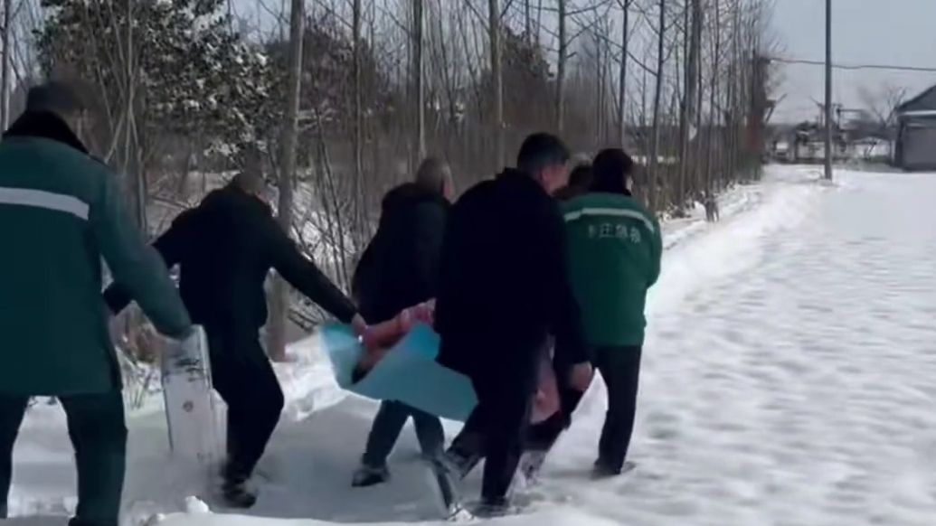 车辆受阻，徒步救援！枣庄医护徒步一公里雪中抬担架救助患者