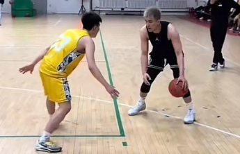 龙狮官宣郭艾伦复出，23日主场对阵南京；此前眼睛被队友误伤，缝了40多针