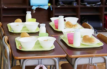 违规收取410余万元“回扣”，学生餐费不是学校的“备用金”