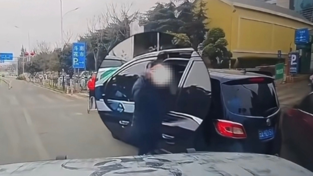 女子违停堵路还竖中指，数秒后遭后车撞击倒地