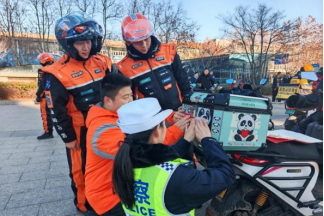 平安产险山东分公司：外卖、快递车辆贴贴上反光贴，点滴温暖点亮骑手平安路