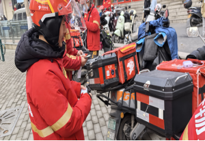 平安产险济南中心支公司联合交警部门启动“亮尾行动”为城市“摆渡人”撑起安全伞