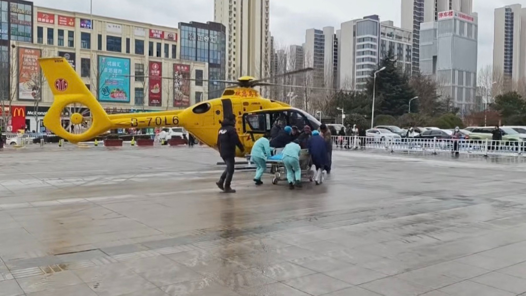 果然视频丨雨雪天七旬老人开放性骨折，救援直升机跨海紧急转运