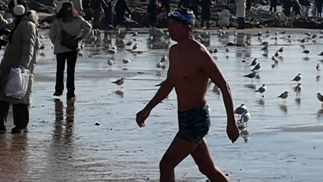 果然视频丨游完浑身舒坦！青岛大爷称常年冬泳很少感冒