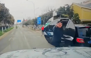 热议女子比不雅手势被后车撞倒，戳中道路失序的无力感