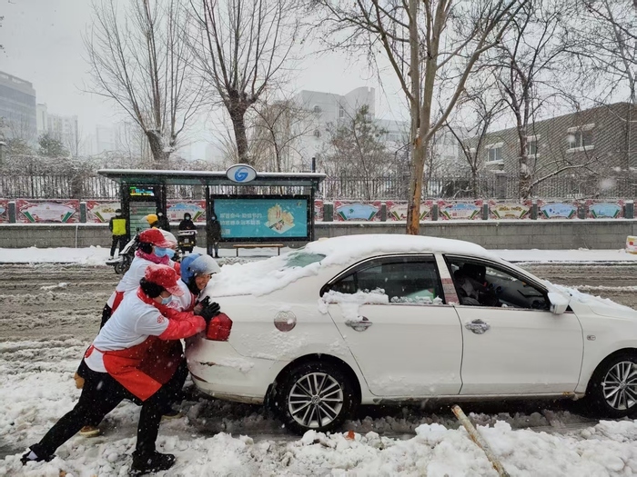 济南初雪中的温暖：非遗老字号净香园55家门店化身爱心驿站