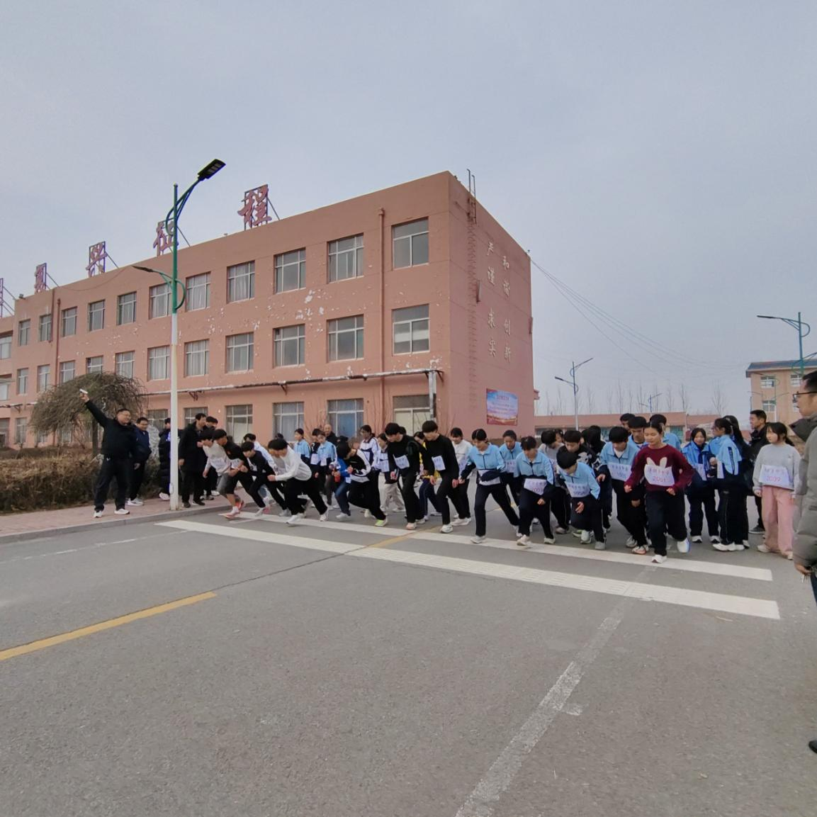 冬日燃情跑 健康伴我行：阳信县洋湖乡学区举行冬季健康跑活动