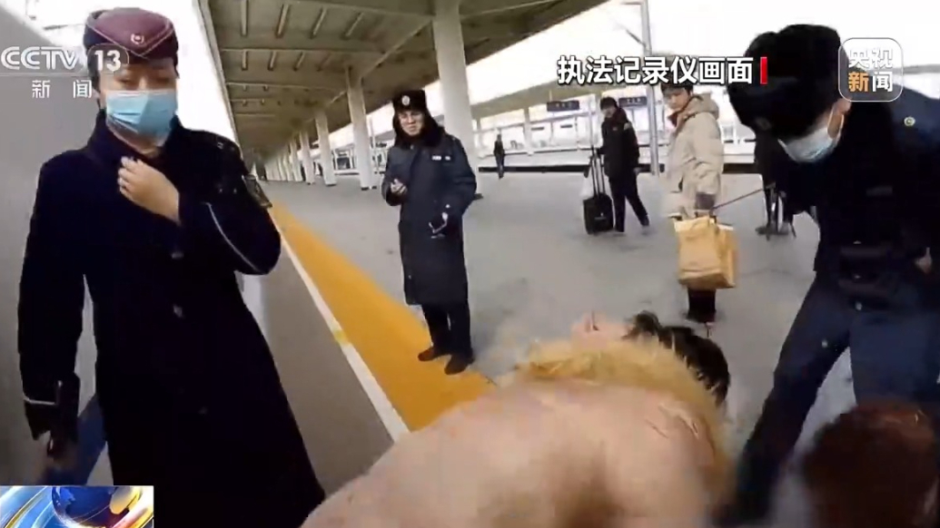 旅客突发疾病，众人合力救助