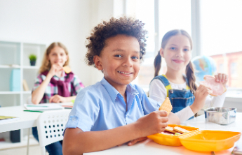 从学生餐费中“分羹”，道歉、追责只是第一步