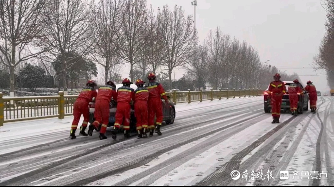 果然视频|风雪路上，“蓝朋友”们保驾护航