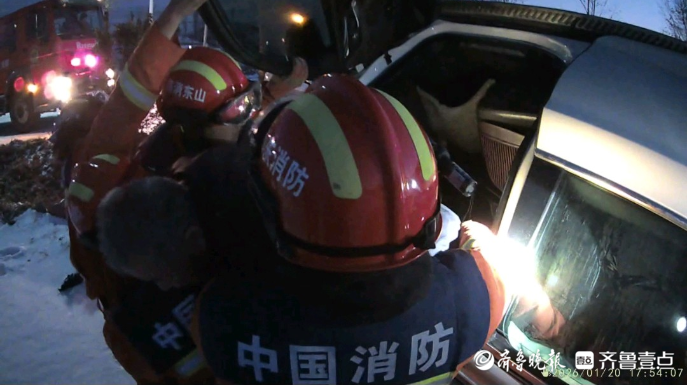 果然视频|雪天路滑轿车失控侧翻，消防员紧急到场救援