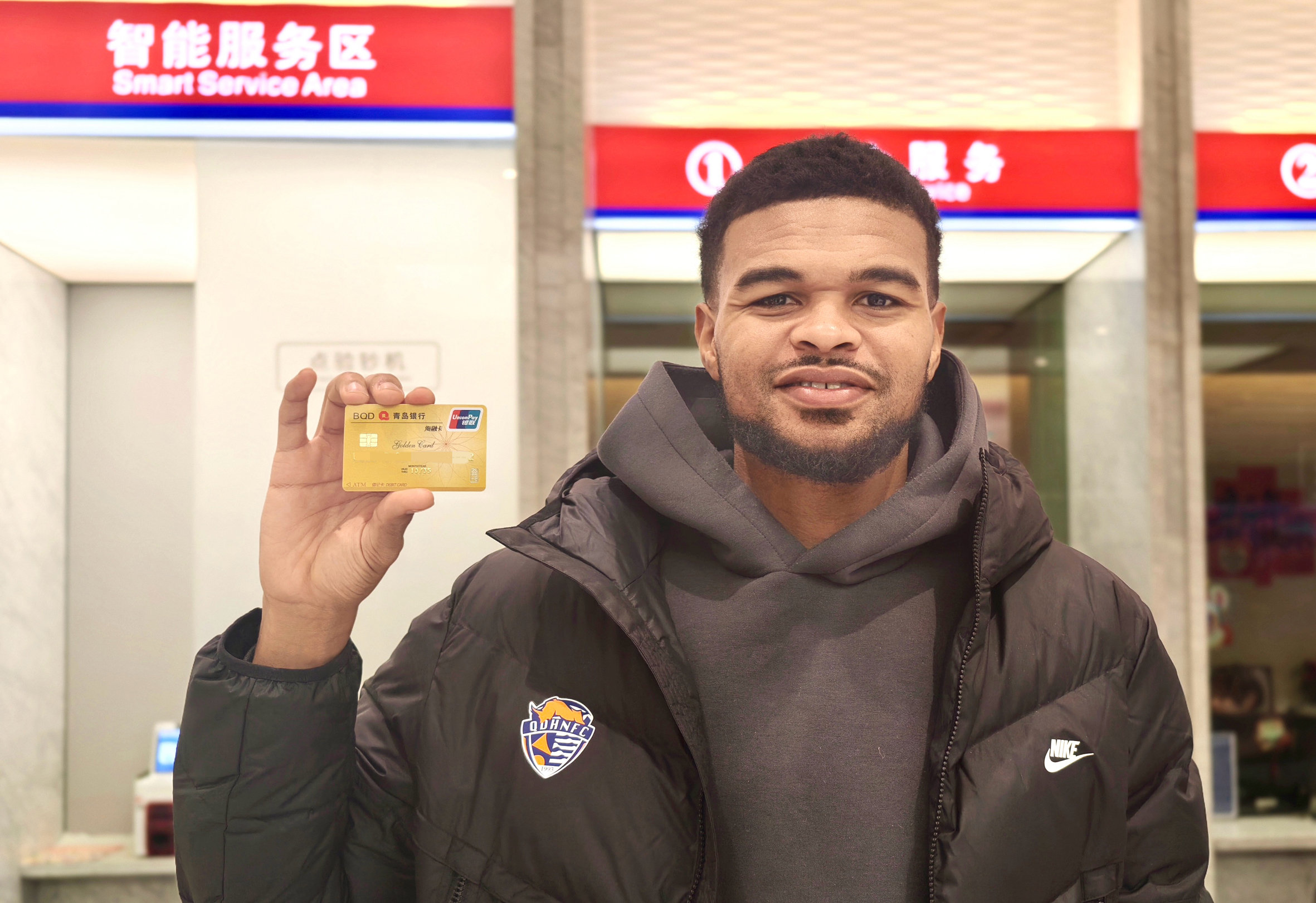 惊喜闪现！青岛海牛新外援打卡青岛银行营业厅 暖心服务收获点赞