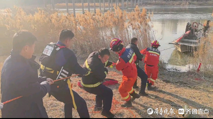 果然视频|垃圾清理船被困湖中，消防员巧用绳索施救