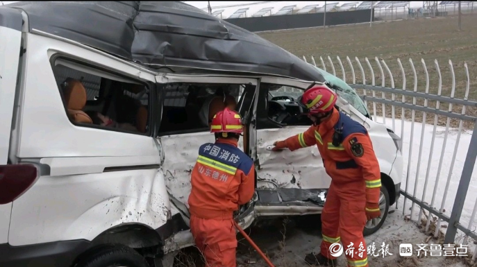 果然视频|三人被困变形面包车内，消防员破拆施救