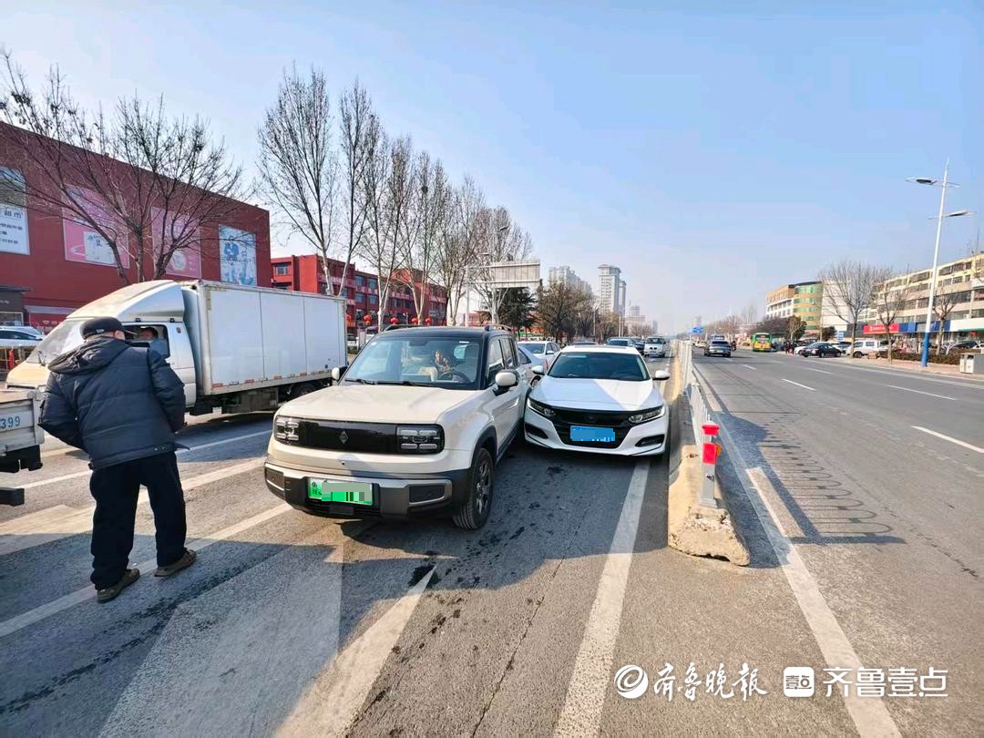 情报站|泰安灵山大街两私家车相撞挤到一起，出行注意交通安全