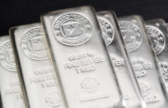 国际银价缘何破百？