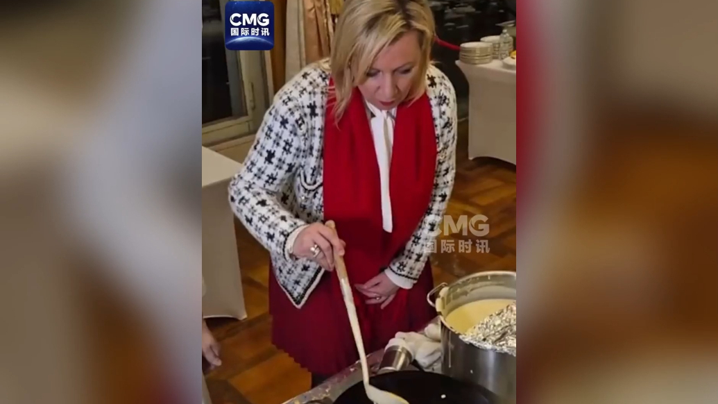 果然视频·看天下|俄外交部发言人上手挑战做煎饼果子