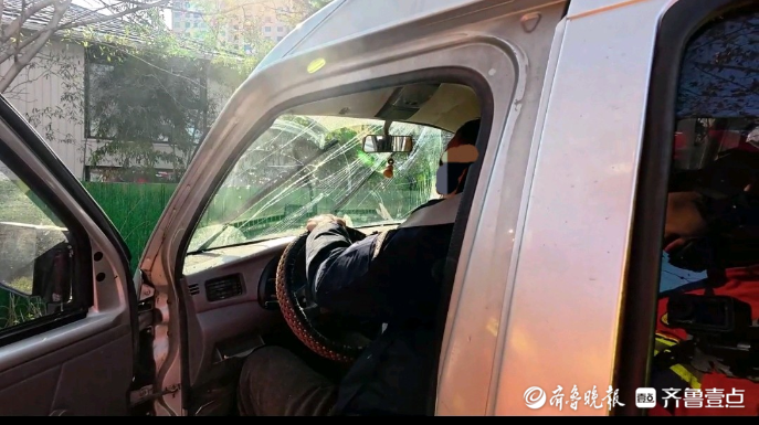 果然视频|面包车失控撞上路边树，消防员破拆救出被困司机