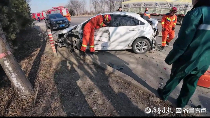 果然视频|轿车发生追尾事故，消防员破拆救出被困者